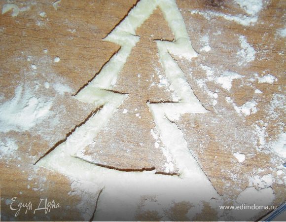 Из половины елочек вырезаем серединку.