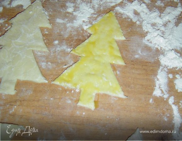 Вторую половину елочек смазываем желтком и "приклеиваем" к ним елочки без серединки. Это будут бортики будущих тарталеток.