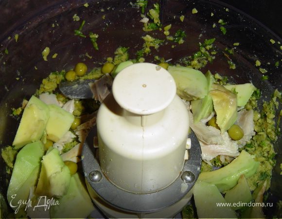 Когда елочки готовы, приступаем к начинке. В блендер закладываем зеленый горошек, петрушку, зеленый лук, отварную курицу, очищенный авокадо и измельчаем.