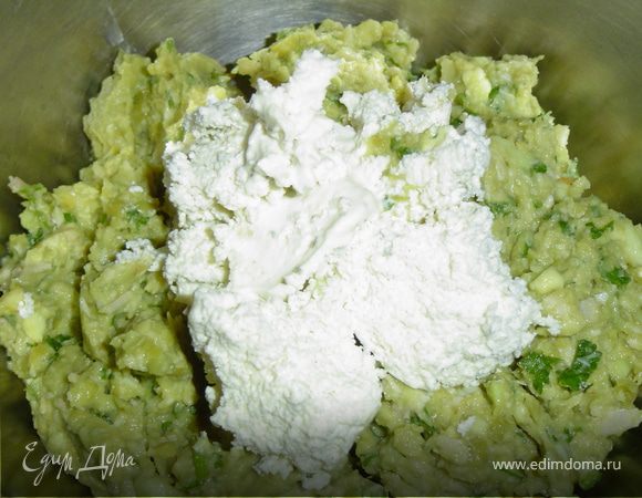Готовое пюре смешиваем с творожным сыром.