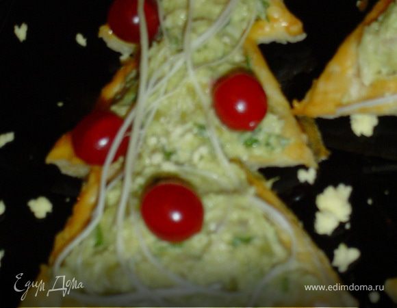 Украшаем ягодами калины, которые символизируют елочные игрушки, и копченым сыром "косичка".