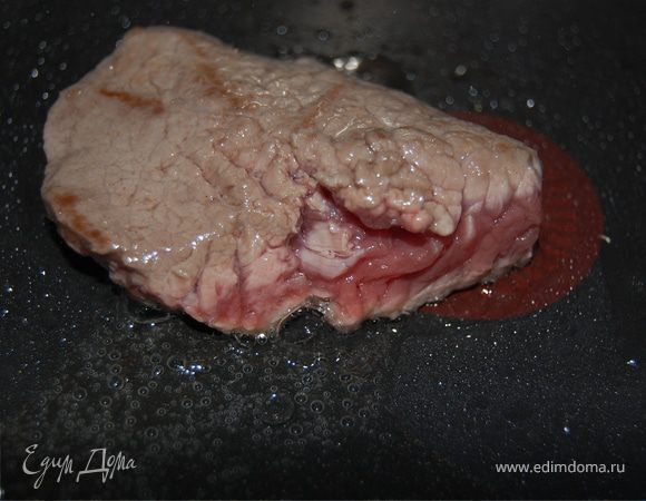 Нарезаем говядину на кусочки толщиной 2 - 3 см, кладем в целлофановый пакет или накрываем пищевой пленкой и слегка отбиваем. Отправляем на разогретую сковородку с капелькой растительного масла буквально на минуточку, чтоб обжарить с обеих сторон до румяности.