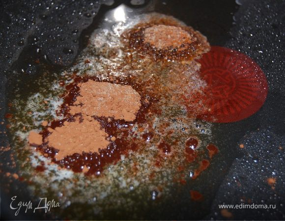 В это время займемся соусом. На сковородку, где обжаривалось мясо, кладем кусок сливочного масло, масло быстро растапливается и мы высыпаем и выливем все, что нам нужно для соуса, и размешиваем до однородной консистенции. 