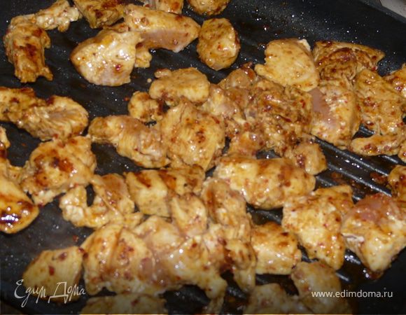 На сковороде-гриль обжарить  мясо минут 10. Подавать с соусом.
