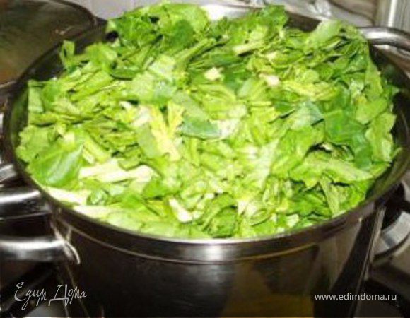 Хорошо промыть шпинат под водой.Отварить несколько ( 1-2 мин не более.Процедить.
Порезать,добавить к луку специям и яицам.Перемешать.
