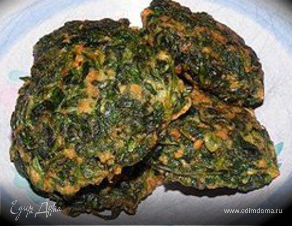 Добавить муки чтобы можно было сформировать котлетки.Выложить на лист для выпечки и поставить в духовку на 160гр до золотистого цвета.
Выложить на тарелку котлетки чередуя с кусочками перца.
Подавать с томатным острым соусом