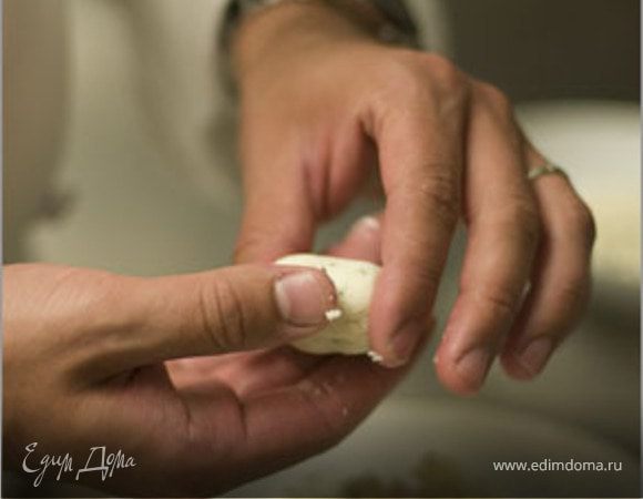 Слепить крокеты из смеси сыра, белкa, зеленого лука, соли и переца.