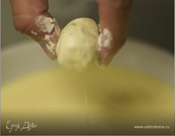 Обмакнуть шарики в взбитое яйцо 