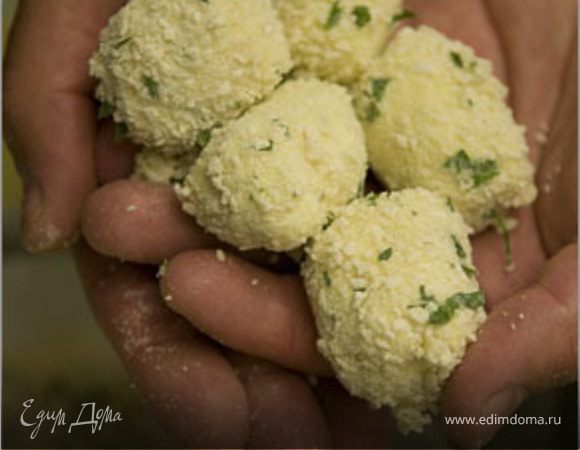 Обвалять в сухарях панко в не глубокой тарелке. 