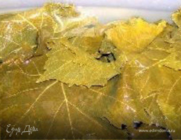 Листья аккуратно развернуть  и окунуть в воду на неск минут.