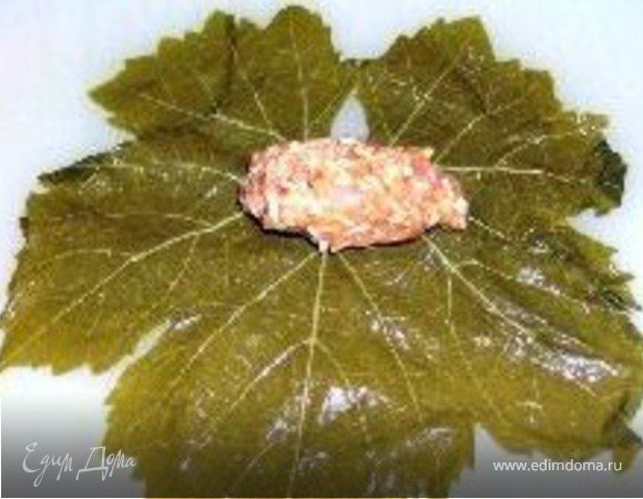 Сформировать из фарша маленькую котлетку и положить в верхнюю часть листа 