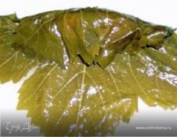 Завернуть лист с начинкой внутрь на один оборот.