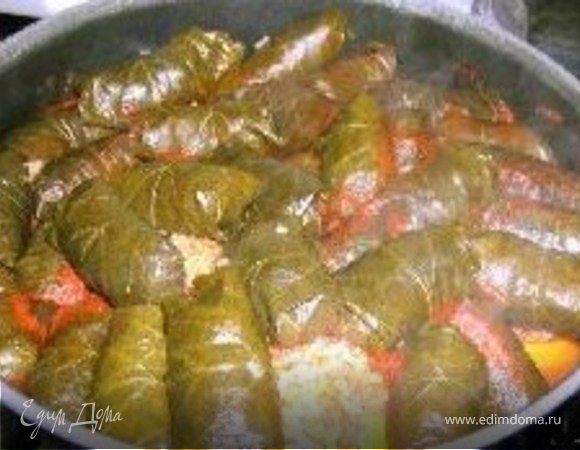 В кастрюлю наполненую так чтобы на 1 см покрывала долмы налить воду и сок 1 лимона ( или можно сделать соус на основе томатов) .Положить долмы довести до кипения раз и тушить примерно 2 часа на среднем огне.Можно рядом положить кусочки перца и лимона