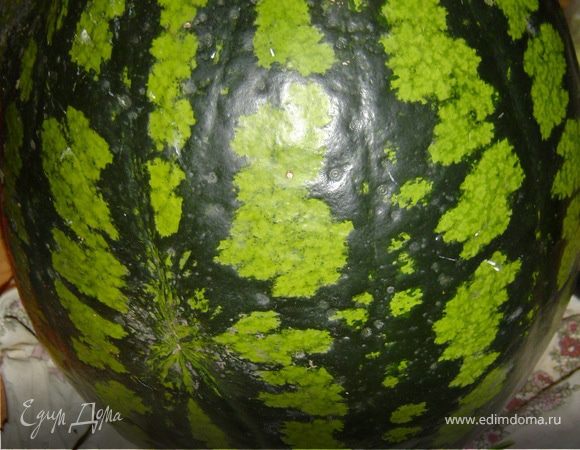 Арбуз моем и хорошо вытираем.