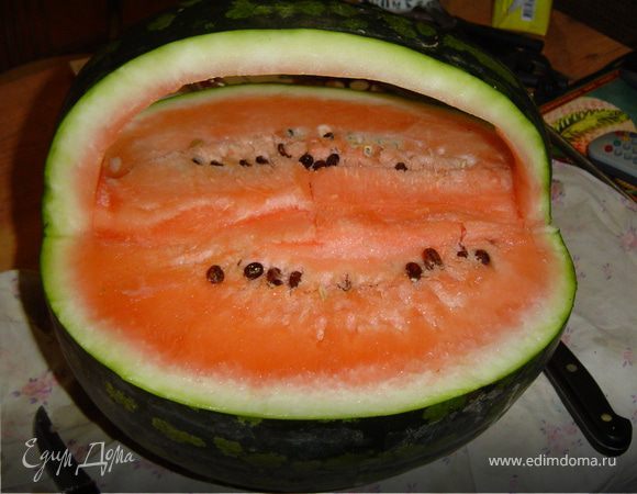 Фломастером намечаем контры ручки и основания корзины, а затем вырезаем мякоть острым ножом по намеченным контурам.