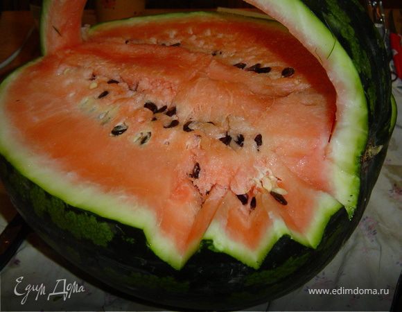 Ножом делаем треугольные высечки на основании корзины.