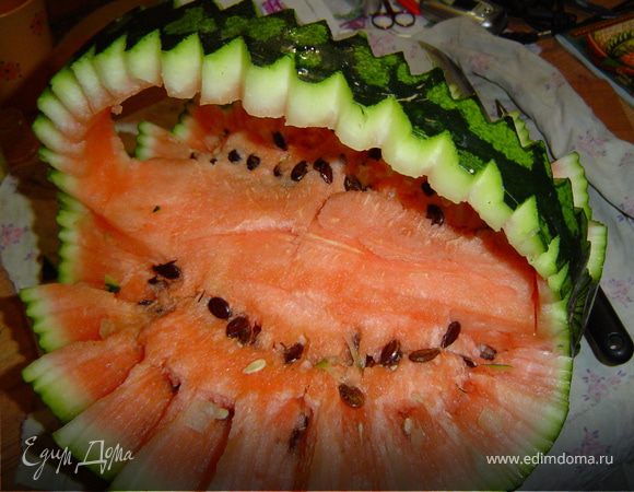 Теперь приступаем к ручке. Так же вырезаем треугольники, но меньшего размера.