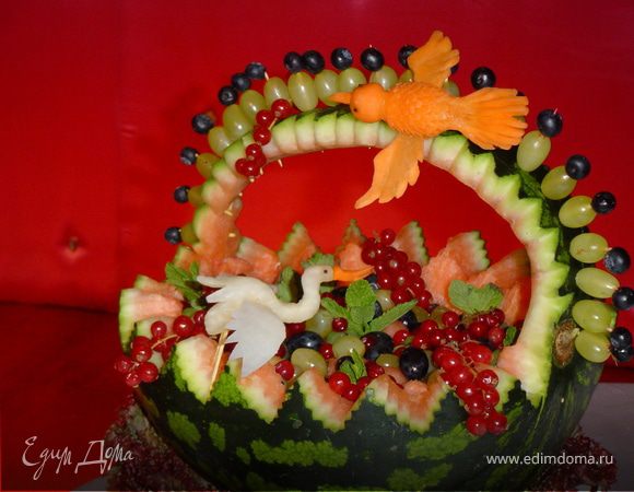 Корзину заполняем фруктовым салатом.