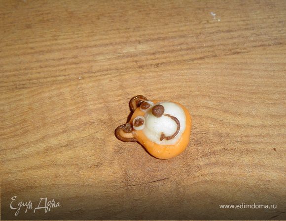 Продолжаем лепить тигренка, следуя пошаговым фото.