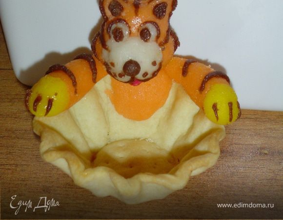 Вот такие симпатяги получаются, которые обнимают тарталетки.