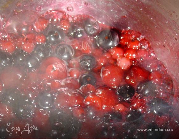 Приступаем к приготовлению десерта. Возьмем чернику, красную смородину и вишню(у меня все замороженное).К ягодам добавляем сахар, ставим на плиту и варим до загустения.