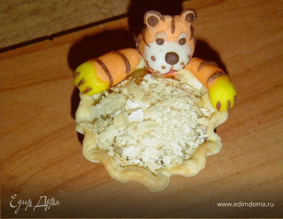 посыпаем измельченными вафлями,