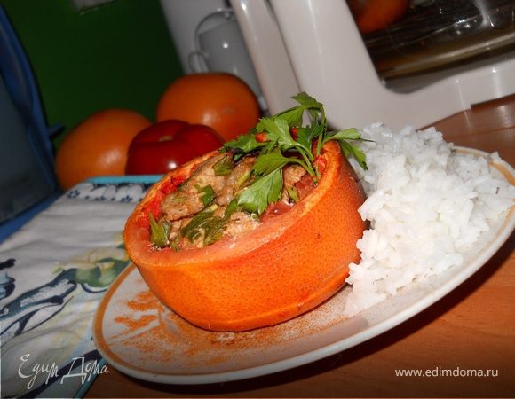 Мясо вымыть, нарезать кубиками, добавить соль, пряности и измельченную петрушку. Тщательно перемешать.
У грейпфрутов срезать верхушки и удалить мякоть.
В грейпфруты положить мясо и закрыть срезанной верхушкой фрукта.
