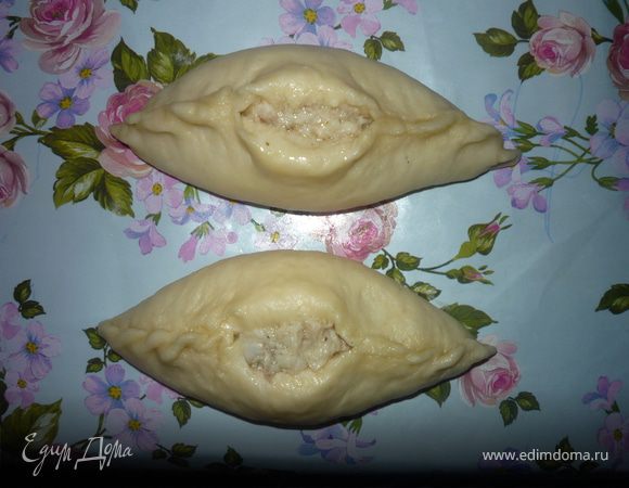 Для расстегаев берем дрожжевое тесто по вашему рецепту, но с 1 столовой ложкой сахара на 1 кг муки. Раскатываем круги диаметром 12 см и толщиной 1 см, в качестве начинки используем размятую вилкой рыбу по рецепту http://www.edimdoma.ru/recipes/15605, тесто растягиваем в эллипс, в центр кладем начинку и защипываем края, центр остается открытым на 3-4 см, даем расстегаям расстояться 30 минут, смазываем яйцом и выпекаем до готовности. Приятного аппетита 