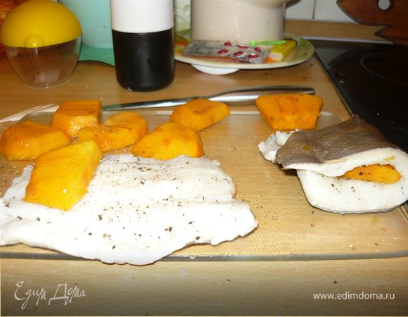 Каждый кусочек сбрызнуть соком лимона (с внутренней стороны), посолить, поперчить, положить небольшой кусочек хурмы.
