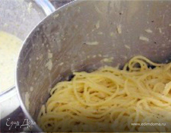 2/3 соуса смешать со спагетти. Хорошо перемешать.Дать постоять минут 10.