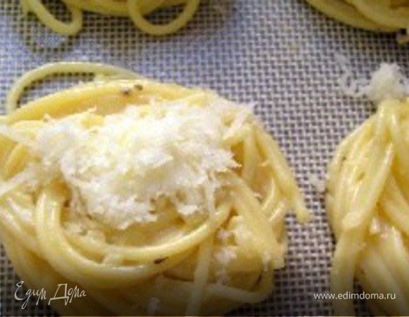 Посыпать сверху сыром( 30 гр оставить в стороне).