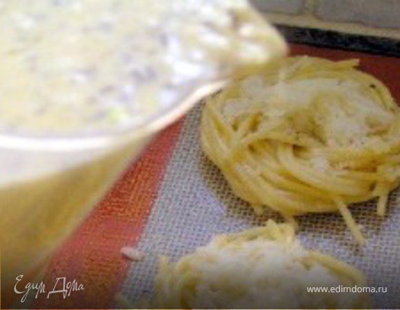 Сверху каждого такого макаронного рулетика вылить оставшийся соус.