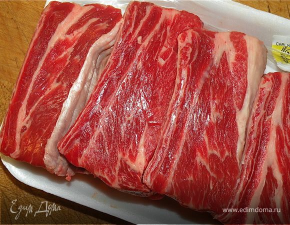 В большой сковороде разогрейте масло.  Посыпать рёбра солью и перцем. Выложите их на сковороду в один уровень и обжарить на среднем огне переворачивая один раз. Нужно  что бы ребра стали коричневого цвета и на них образовалась твердая кожура. Готовить ребра примерно 18 минут.  Выложить ребра в широкую посудину для выпечки в один слой.