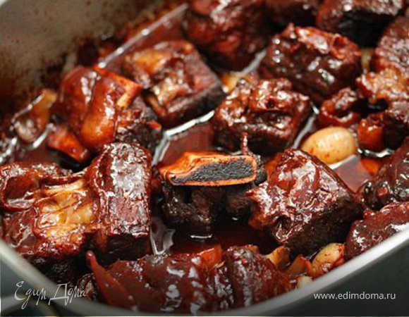 В сковороду где жарились рёбра добавить лук, морковь, сельдерей и чеснок. Готовить на медленном огне, помешивая пока овощи не станут мягкими и слегка коричневого цвета, примерно 20 минут.  Добавить вино,какао и веточки тимьяна, довести до кипения на сильном огне. Залить ребра горячим маринадом с тушеными овощами и дать остыть. Посудину накрыть крышкой и оставить мариноваться холодильнике на ночь.