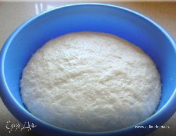 На немного смоченной в мале поверхности перемешать тесто и сформировать 9 равных шариков