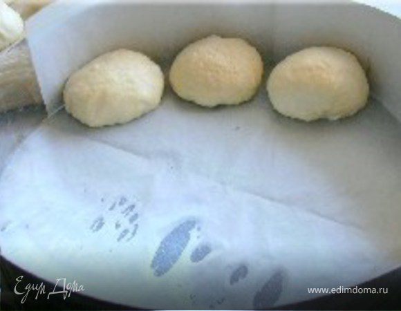 В форму для выпечки ( у меня диаметр 26см) выложить по кругу 8 шариков ( не очень плотно друг к другу) . 9 шарик разделить на 3 равные части и положить в центре.
Смазать яицом и посыпать каждый шарик разной присыпкой ( на один мак и сахар, на другой кунжут и сахар, на третий семечки подсолнуха и сахар...)