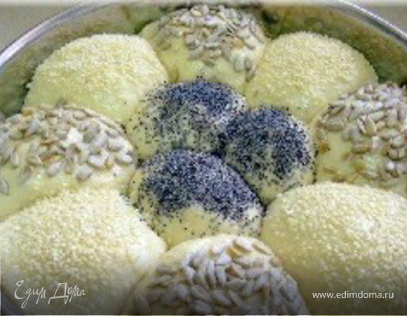 Накрыть полотенцем и дать постоять в теплом месте 40 минут( до увеличения в объеме)
После этого шарики должны прилегать к друг другу вплотную