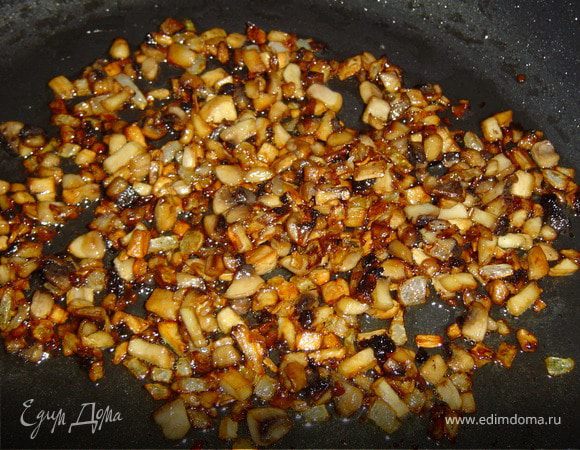 Начинаем работу с приготовления омлета. Обжариваем лук и грибы