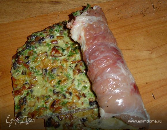 Отрезаем свиной биток и хорошо отбиваем его с двух сторон. Солим и перчим по вкусу.Сверху выкладываем омлет и сворачиваем плотным рулетом.