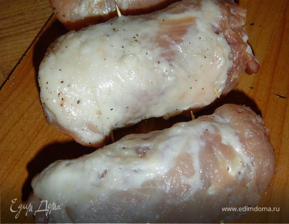 Рулет скалываем зубочистками,панируем его в муке, яйце, сухарях.И обжариваем во фритюре 10 минут. Чтобы полностью быть уверенными в готовности рулета, можно отправить его в духовку, минут на 15-20, прикрыв фольгой.