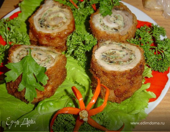 .Шпажки снимаем, нарезаем рулет на "пеньки".Украшаем зеленью.
Приятного аппетита!