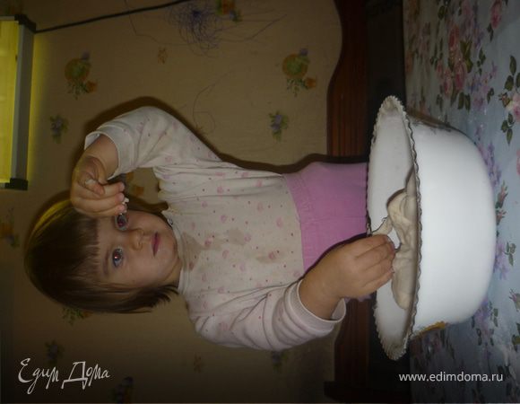 В теплой воде растворяем соль и сахар (если используете свежие дрожжи, то добавляете и их, даете разойтись и начать пениться). Сухие дрожжи смешиваем с 3 стаканами просеянной муки. В муку добавляем жидкость, перемешиваем и добавляем масло и замешиваем тесто, добавляя муки до густоты. Тесто должно отлипать от рук и легко раскатываться. Готовое тесто отставляем на 30 минут.