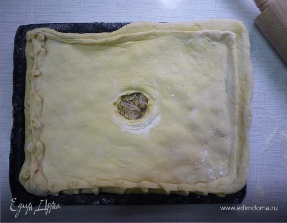 Начинку смешать с сахаром и выложить сверху. Меньшую часть теста раскатать по размерам формы, выложить сверху и защипнуть края, посередине сделать отверстие для выхода пара. Если тесто осталось, то даем ему еще около часа расстояться и используем как обычное дрожжевое, я с этим тестом очень люблю пироги с капустой или грибами, оно подходит для вообще несладких или очень сладких начинок.