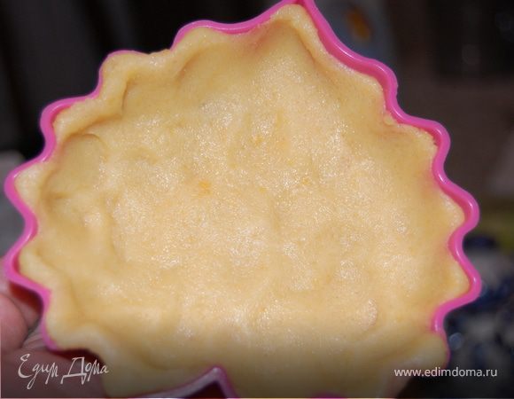 Делаем песочное тесто для корзиночек. У меня новенькие силиконовые формочки, все никак не решалась их опробовать в деле, наконец представился случай. Выкладываем тесто в формочки и отправляем их в разогретую до 200 гр. духовку. Готовые корзиночки достаем из духовки, вынимаем из формочек и даем им полностью остыть. У меня еще осталось тесто на небольшие железные формочки, так что у меня не только с разной начинкой, но и разной формы корзиночки получились.