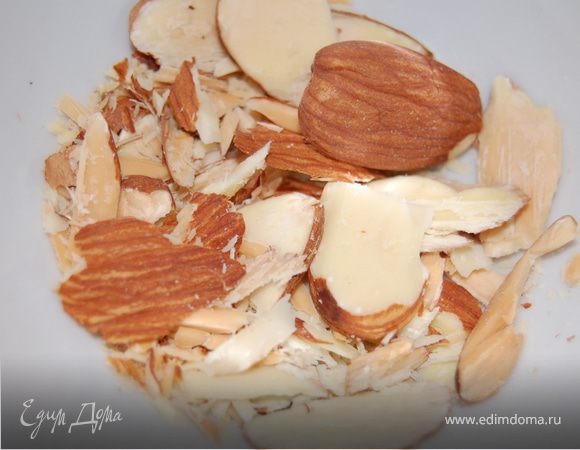 1 столовую ложку желатина замачиваем в 70-100 мл. холодного молока на 30 минут, до полного набухания.Тем временем я быстренько настругала миндаль, т.к. не удалось купить в виде миндальных хлопьев или стружки. Ставим желатин на плиту и разогреваем, но до кипения не доводим. Тщательно смешиваем сметану с сахаром, аккуратно, по ложечке, вводим желатин в сметану, непрерывно помешивая. У нас должна получиться однородная масса. Вообще, панна котта делается из сливок, но у меня их не было, а была шикарная сметана, десерт от этого не только не проиграл, но и приобрёл! (Может из-за замены сливок на сметану название тоже изменилось – напишите мне, я исправлю)