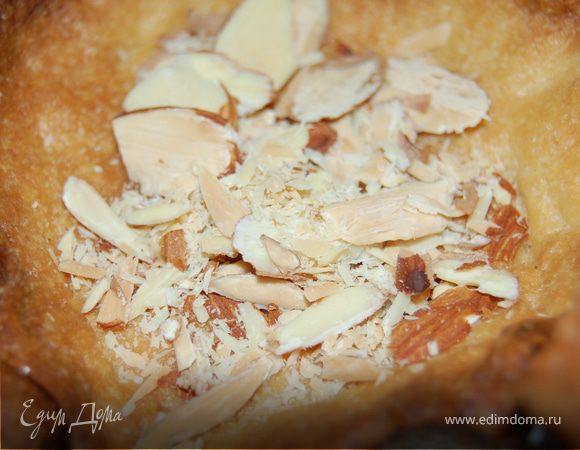 Насыпаем в часть наших корзиночек миндаль  и заливаем сметаной с желатином. Я хотела сделать десерт в двух вариантах, поэтому оставшуюся сметану с желатином  я смешала с кокосовой стружкой и заполнила этим свободные корзиночки. Все это отправляем в холодильник на пару часов до застывания. 