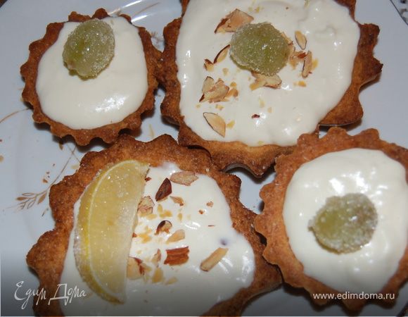 Достаем наши корзиночки из холодильника, украшаем сверху нашими  зимними фруктами, идеально было бы, если панна котта еще не совсем затвердела и вдавить фрукты в нее слегка.
Так же эти фрукты можно использовать для украшения любых тортов и пирожных, я пробовала готовить их в сиропе – получается не то. Когда в желатине, то сохраняется ощущение свежего фрукта, т.к. нету твердой корочки, которая образуется, когда использую сироп. Очень нежно получается и натурально.
Опасайтесь подделок!