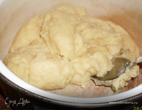 Всыпаем струйкой муку и энергично мешаем до получения гладкой массы, которая очень быстро начинает отставать от стенок посуды.Времени уйдет не более 2-3 мин.