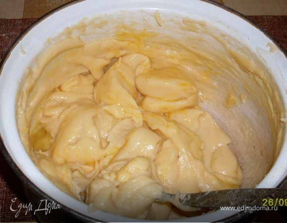 Даем немного остыть, по-одному добавляем яйца и вымешиваем ложкой до получения гладкой эластичной массы.
На все это уйдет не более 3-4 мин.
После добавления яйца сначала тесто станет таким