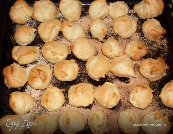 Выпекаем в разогретой духовке, при температуре 180 град. 25-30мин. По-моему, лучше заварные перепечь,чем недопечь. Если они не допекутся, то будет тесто сыроватое внутри.